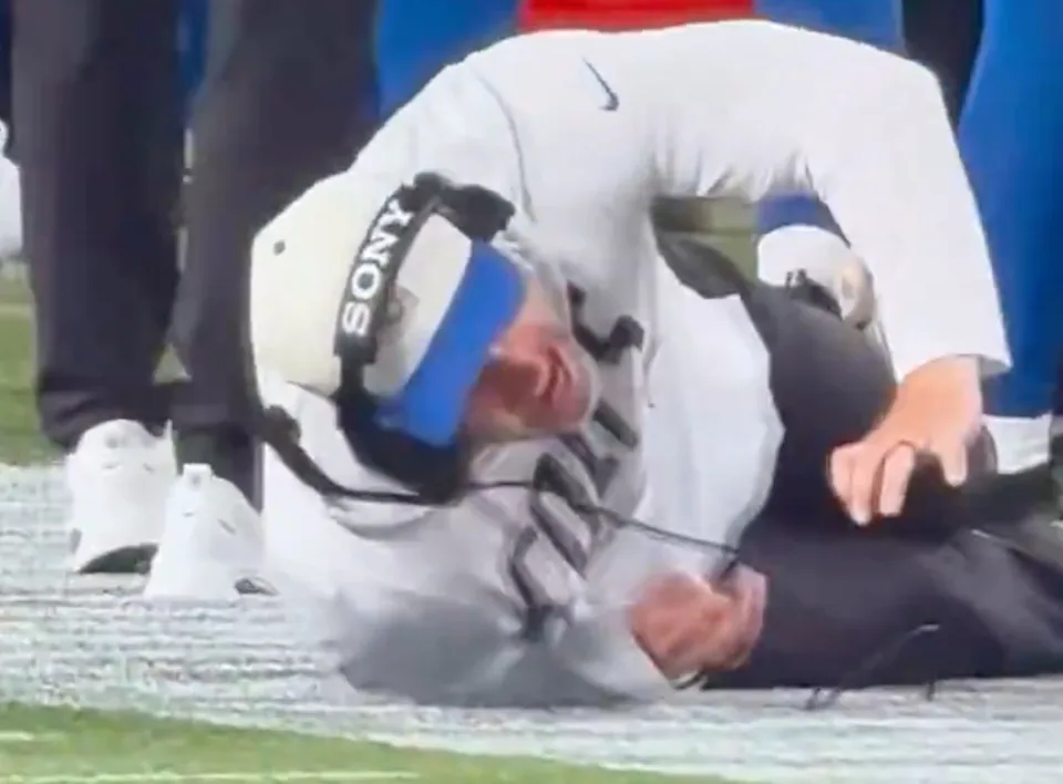 Colts STC Brian Mason Suffers Knee Injury in Sideline Collision
