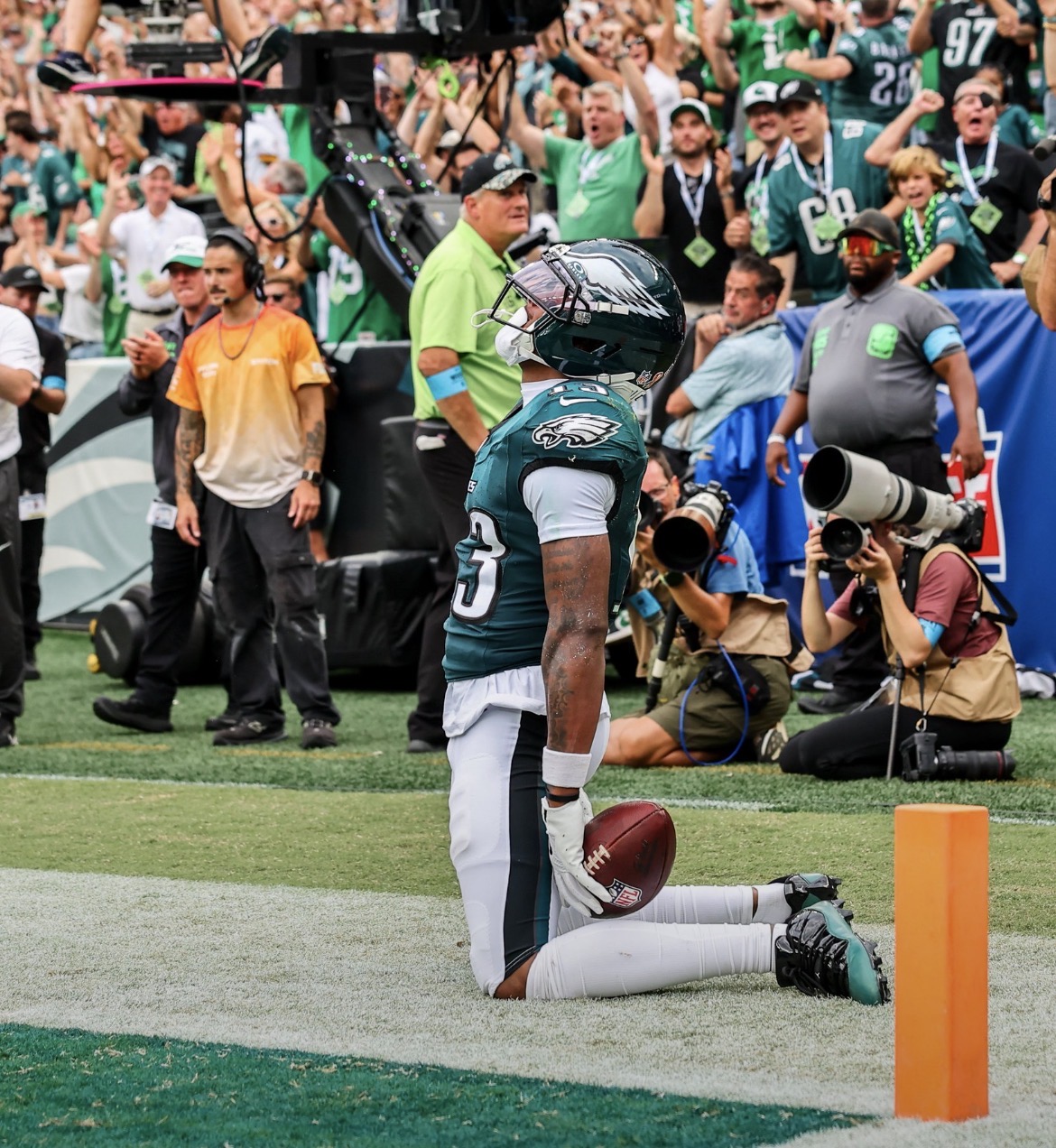 Eagles cling on to defeat division rival Commanders