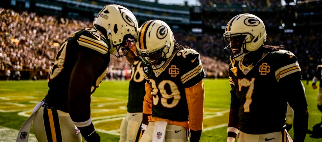 Packers protect home field in rout of Bears